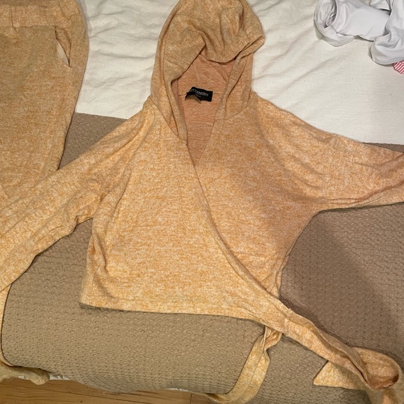 Kittenish yellow sweat set - Picture 3 of 4